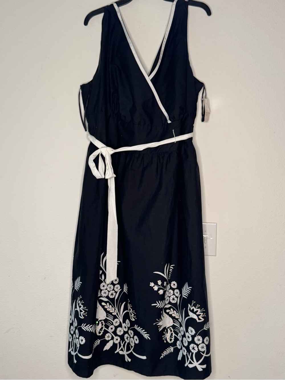 Dressbarn Sleeveless Black & White Faux-Wrap Sundress Floral Border embroidery